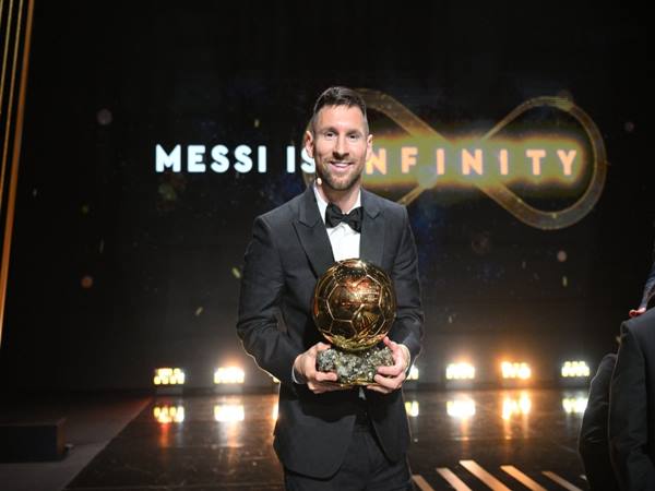 Bóng đá QT 31/10: Messi giành QBV thứ 8 trong sự nghiệp