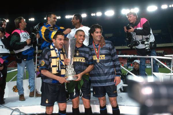 Inter Milan vô địch cúp C2 năm 1998