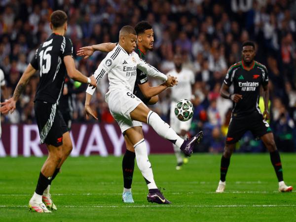 Nên để Mbappe đá cánh nào để phát huy hết tiềm năng?