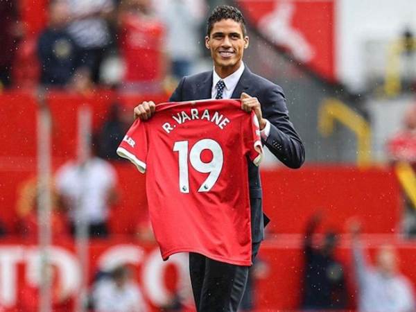 Varane chọn số 19 ở MU